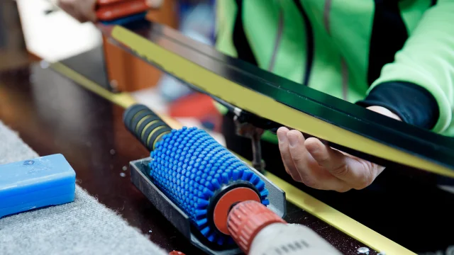 Process prepares sliding surface of cross-country skis for winter sports competitions, remove wax.