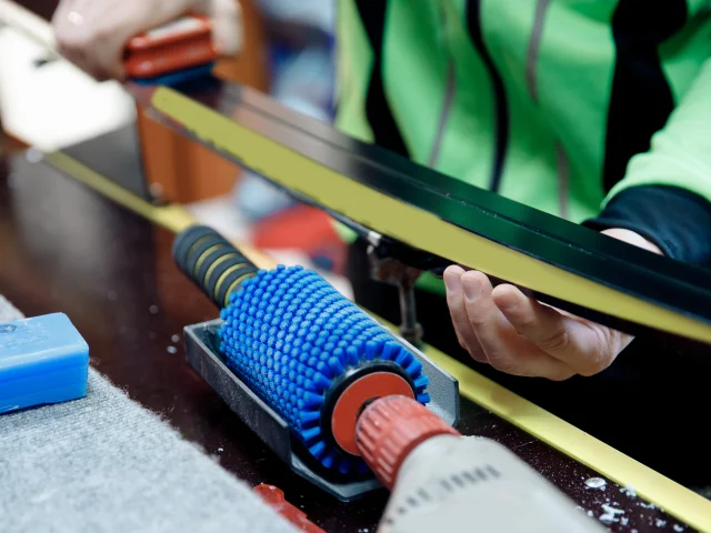 Process prepares sliding surface of cross-country skis for winter sports competitions, remove wax.