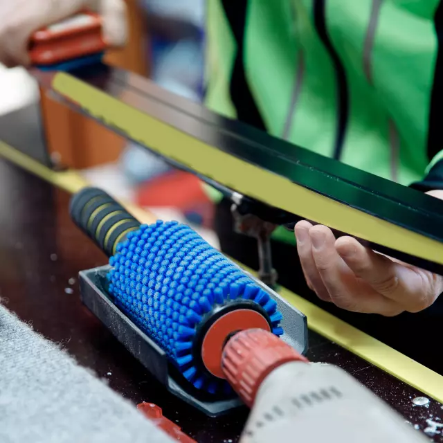 Process prepares sliding surface of cross-country skis for winter sports competitions, remove wax.