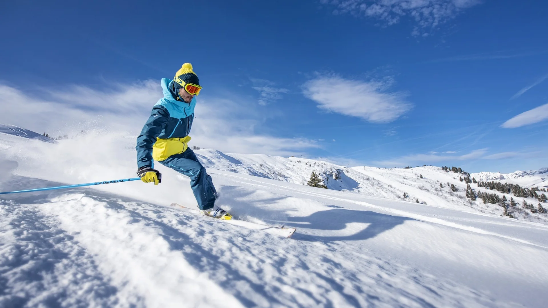 Ski Alpin. Skieur qui dévale les pistes des Saisies