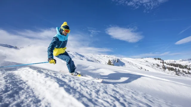 Ski Alpin. Skieur qui dévale les pistes des Saisies